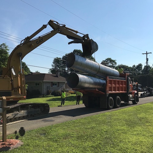 truck unloading pipes